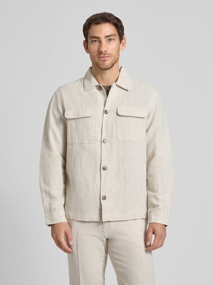 Männermodel trägt Relaxed Fit Hemdjacke aus Leinen-Baumwoll-Mix Modell 'LEROY' von SELECTED HOMME, Optik: Unifarben, Ganzkörperansicht von vorne.