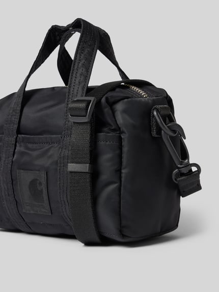 Produktfoto, tas met logopatch Model 'Otis' van Carhartt Work In Progress, Hoofdvak met ritssluiting, Afneembare schouderband, Steekvakken, Breedte maat 1: 17 cm, Lengte maat 1: 17 cm, Diepte maat 1: 9 cm, schouderbandlengte maat 1: 92 cm, zwart, rechthoekige vorm, gladde textuur