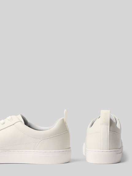 Produktfoto, Sneaker mit Zugschlaufe Modell 'Morrie' van HUGO in offwhite met afgeronde punt, vetersluiting, labeldetail, structuurzool, schachthoogte maat 45: 7 cm