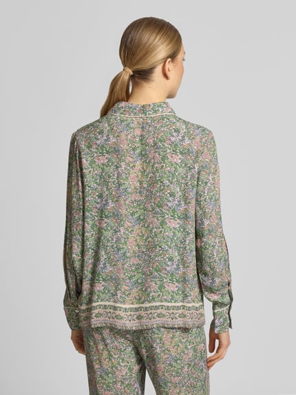 Frauenmodel trägt Regular Fit Bluse aus Viskose Modell 'Kana' von MOS MOSH im floralen Allover-Look, Hemdblusenkragen, Rückansicht, Ganzkörperansicht.