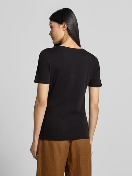 Männermodel trägt Regular Fit T-Shirt aus reiner Baumwolle von s.Oliver RED LABEL in Schwarz, glatte Textur, Ganzkörperansicht Rückansicht