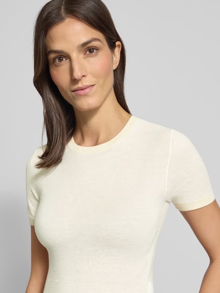 Frauenmodel trägt Regular Fit Strickshirt aus Seiden-Woll-Mix Modell 'MSTLEPRE' von Max Mara Studio, Optik: Unifarben, Feinstrick, Mini-Pailletten, Rundhals, Kurzarm, gerippte Abschlüsse, Nahaufnahme Oberkörper.