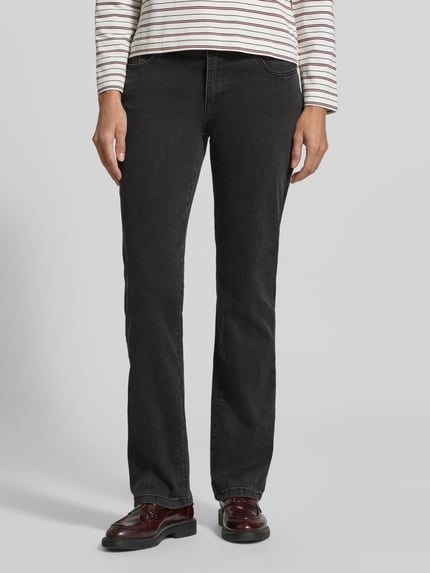 Frauenmodel trägt Regular Fit Straight Fit Jeans mit Zipper-Details von BUENA VISTA, dunkelblauer Denim, 5-Pocket, Ganzkörperansicht von vorne.