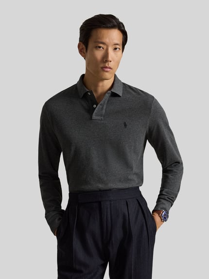 Männermodel trägt Regular Fit Poloshirt aus reiner Baumwolle von Polo Ralph Lauren in Dunkelgrau, glatte Textur, Nahaufnahme Oberkörper.