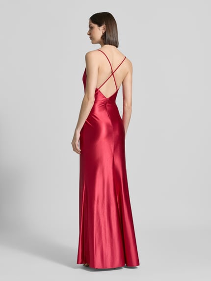 Vrouwenmodel draagt Maxikleid aus Satin mit Drapierungen und Gehschlitz van Luxuar in glanzend rood, getailleerd model, loopsplit, ruglengte maat 36: 147 cm, borstwijdte maat 36: 33 cm, satijn, ganzkörperaanzicht rückansicht.