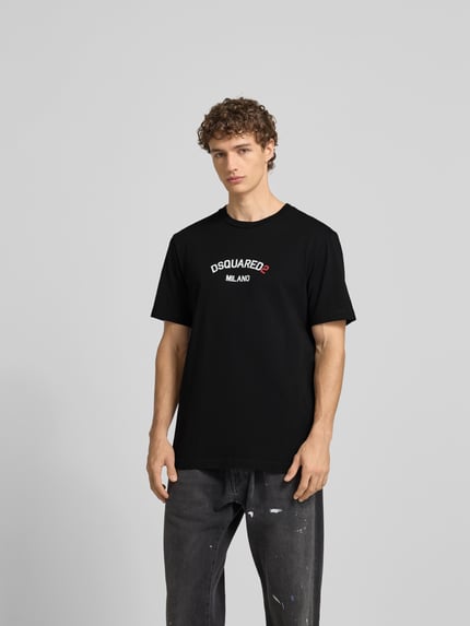 Männermodel trägt Loose Fit T-Shirt mit Logo-Print von Dsquared2 in Schwarz, reine Baumwolle, Rundhalsausschnitt, Ganzkörperansicht von vorne.
