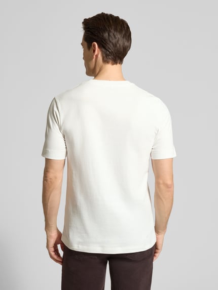Männermodel trägt T-Shirt mit Rundhalsausschnitt von Drykorn, biała bawełna, krój regular fit, długość tyłu w rozmiarze M 69 cm, Ganzkörperansicht Rückansicht.