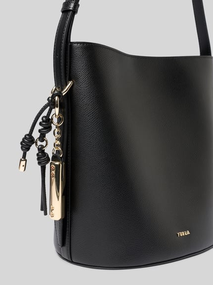 Produktfoto, schwarze Bucket Bag mit Logo-Applikation Modell 'Roxie' von FURLA, glatte Textur, goldene Details, verstellbarer Schulterriemen, Hauptfach mit Magnetverschluss, Innenfach mit Reißverschluss, Maße 24x26x17 cm, Schulterriemenlänge 67 cm