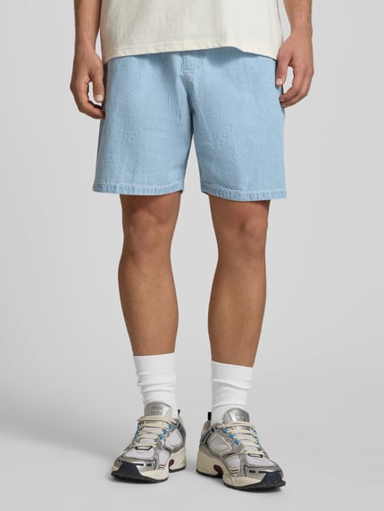 Männermodel trägt Shorts mit elastischem Bund von REVIEW aus reiner Baumwolle in Hellblau, Regular Fit, Ganzkörperansicht von vorne.