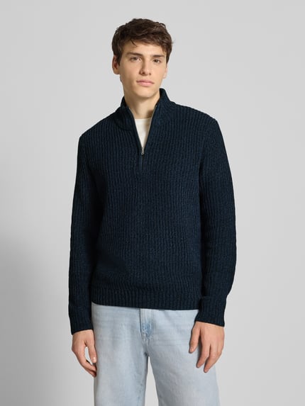 Männermodel trägt Regular Fit Troyer mit kurzem Reißverschluss Modell 'JOIN' von Only & Sons, grob gestrickt, Melange-Optik, Ganzkörperansicht von vorne.