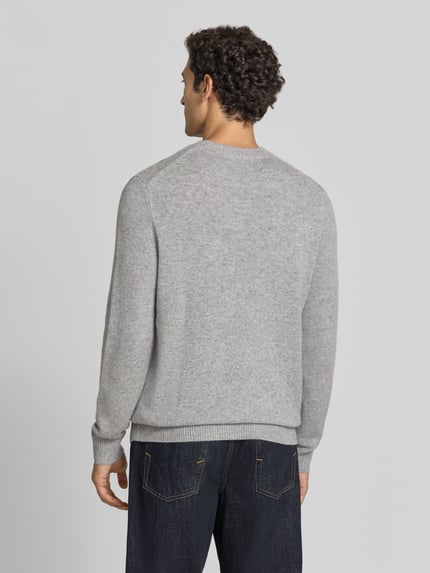 Männermodel trägt Slim Fit pullover van kasjmier in tricotlook met ronde hals van Christian Berg Men, lichtgrijs, ruglengte maat M 70 cm, mouwlengte maat M 68 cm, gebreide textuur, Ganzkörperansicht Rückansicht.