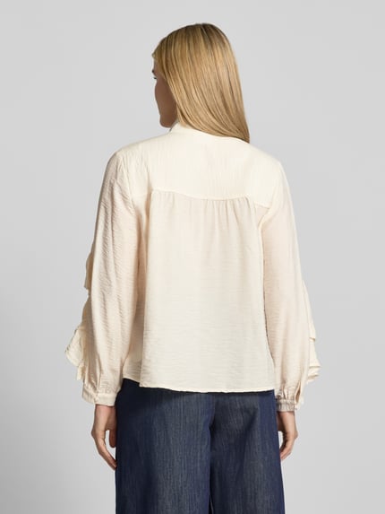 Vrouwenmodel draagt Regular Fit Schluppenbluse aus Viskose-Mix mit Volants van COMMA, crèmekleur, lichte stoftextuur, rugaanzicht, context: dames Schluppenbluse, viscosemix met linnen, regular fit, volants, knoopsluiting, ruglengte 60 cm, mouwlengte 54 cm.