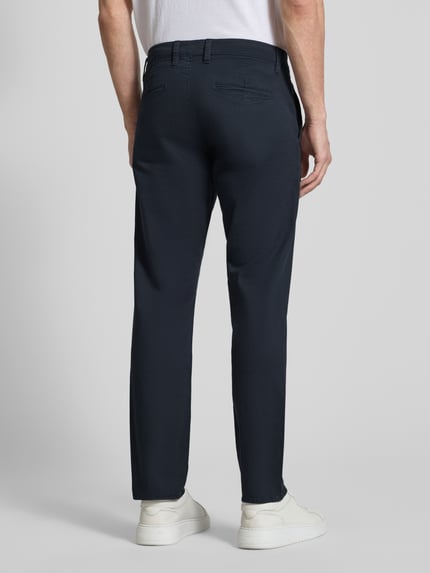 Männermodel trägt dunkelblaue Hose mit Paspeltaschen am Gesäß Modell 'Brent' von Matinique, Baumwollmix, Ganzkörperansicht Rückansicht.