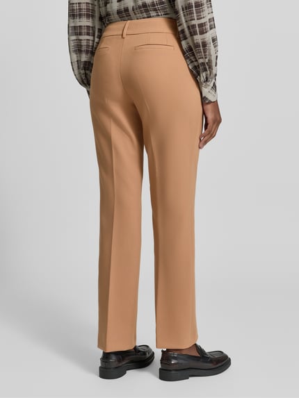 Frauenmodel trägt Weite Hose mit Viskose-Anteil Modell 'AUGUST' von Betty Barclay in Beige, glatte Textur, Ganzkörperansicht Rückansicht, Damen Weite Hose von Betty Barclay