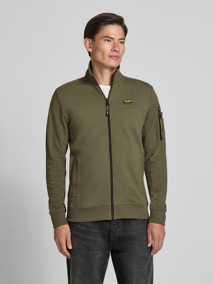 Männermodel trägt Sweatjacke mit Stehkragen und Label-Patch von PME Legend, Olivgrün, Strukturmuster, Reißverschluss, Ganzkörperansicht von vorne. Materialmix mit Baumwoll-Anteil, Straight Fit, seitliche Eingrifftaschen, Ärmeltasche, Rückenlänge 70 cm, Ärmellänge 67 cm.