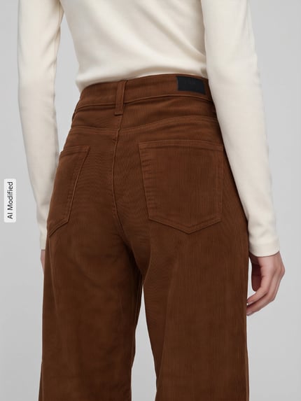 Vrouwenmodel draagt bruine wide leg corduroy broek van katoenmix model 'HOPE' van ONLY, Dames corduroy broek, achteraanzicht, KI-modificeerd beeld