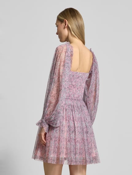 Vrouwenmodel draagt Cocktailkleid mit Karree-Ausschnitt van LACE & BEADS in roze mesh met ruffles en getailleerde fit, minijurk, rugaanzicht