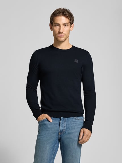 Männermodel trägt Regular Fit Sweatshirt aus elastischem Viskose-Mix von Antony Morato, dunkelblau, mit Label-Detail und elastischen Abschlüssen, Herren Sweatshirt, Ganzkörperansicht von vorne.