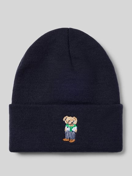 Productfoto, donkerblauwe Mütze in Strick-Optik Modell 'BEAR' van CHILL PILL met geborduurde beer, brede omslag, zachte textuur