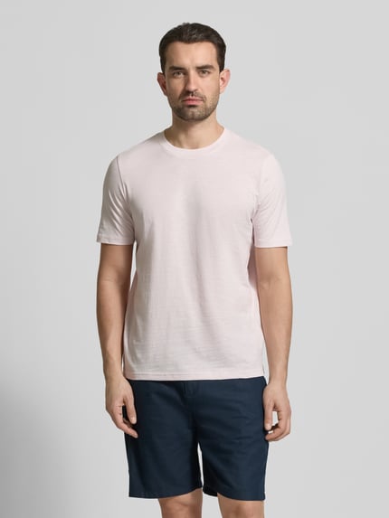 Männermodel trägt Regular Fit T-Shirt mit Rundhalsausschnitt von MCNEAL in Hellrosa, reine Baumwolle, glatte Textur, Ganzkörperansicht von vorne.