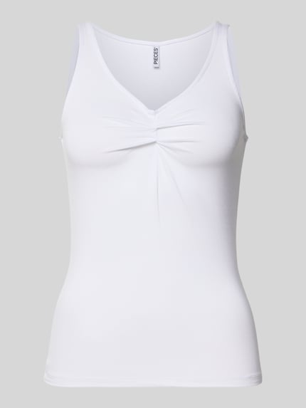 Produktfoto, weißes Slim Fit Top aus Viskose-Mix Modell 'MALIVA' von Pieces, Optik: Unifarben, V-Ausschnitt, ohne Ärmel, glatte Stretch-Textur.
