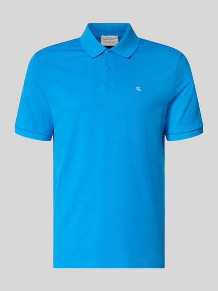 Produktfoto, Poloshirt mit Label-Stitching von Calvin Klein Jeans in felblauw, puur katoen, recht model, polokraag, ribboorden, maat M ruglengte 71 cm