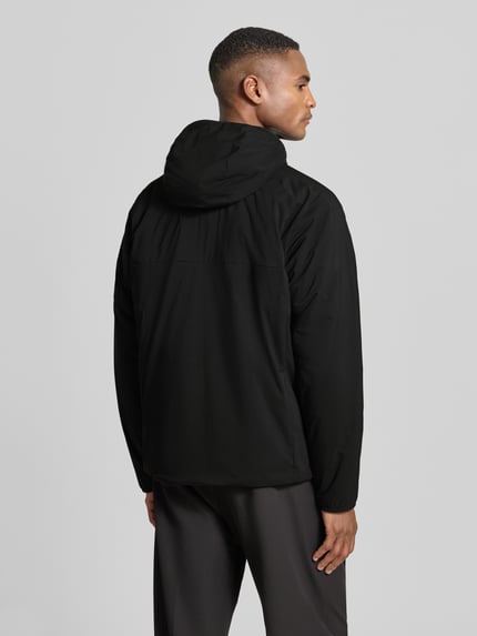 Männermodel trägt Regular Fit Funktionsjacke Modell 'LITE-X' von BOSS Green in Schwarz mit Kapuze, Rückansicht, Ganzkörperansicht.