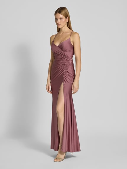 Modelka kobieca ma na sobie Sukienka wieczorowa 'Abendkleid in Wickel-Optik' od Mascara z satyny, kopertowy styl, krój slim fit, dekolt w kształcie serca, bez rękawów, cienkie ramiączka, długość do ziemi, wszyty zamek błyskawiczny, długość tyłu w rozmiarze 36: 143 cm, szerokość w rozmiarze 36: 38 cm, całość w matowym różu, gładka tekstura, z przodu rozporek, pełny widok sylwetki z przodu