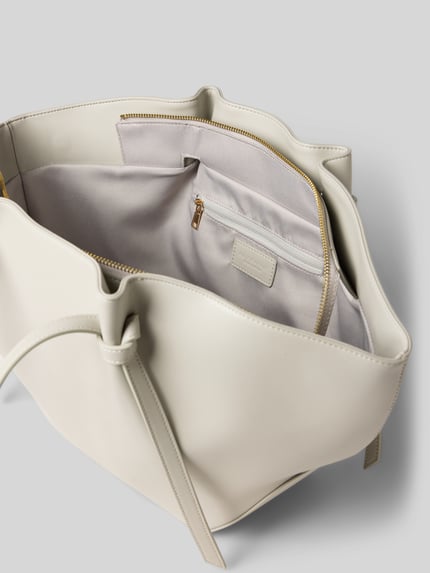 Productfoto, Shopper met Knotendetail van Seidenfelt in lichtbeige, hoofdvak met ritssluiting, lange draaghengsels, binnenvak met rits, formaat 50x27x15 cm, schouderriem 65 cm, glad oppervlak, zachte vormen, goudkleurige ritsen