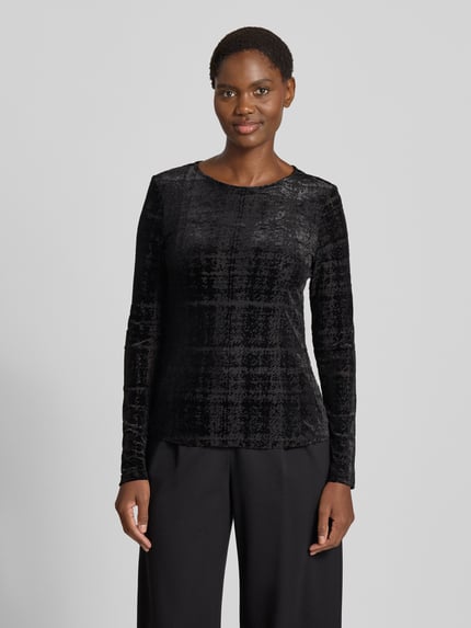 Vrouwenmodel draagt Longsleeve met structuurpatroon van Christian Berg Woman, Materiaalmix met stretch, getailleerde pasvorm, ronde hals, ruglengte maat S 60 cm, kleuren zwart, rechthoekige vormen, fluweelachtige textuur, volledige lichaamsweergave van voren