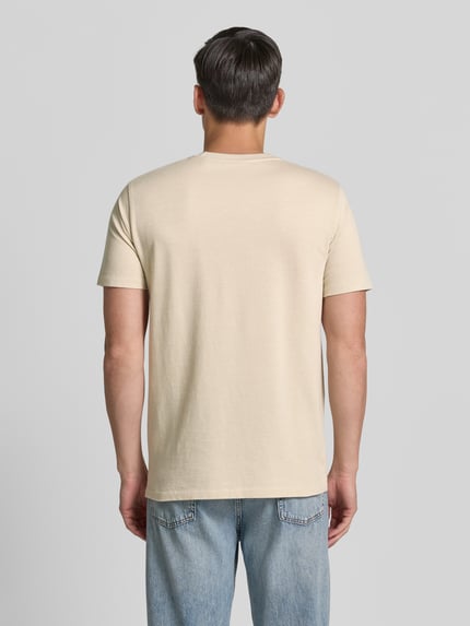 Männermodel trägt T-Shirt mit Rundhalsausschnitt und Label-Stitching von Gant in Beige, reine Baumwolle, Regular Fit, Ganzkörperansicht Rückansicht.