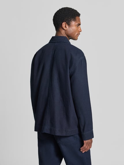 Männermodel trägt dunkelblaues Relaxed Fit Freizeithemd aus Baumwoll-Hanf-Mix Modell 'PAZ' von Selected, Herren Freizeithemd, Ganzkörperansicht Rückansicht.