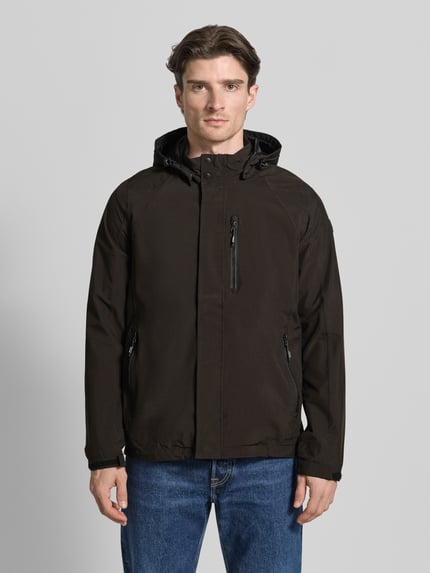Männermodel trägt Jacke mit Napoleontasche Modell 'KOS' von Killtec in Schwarz mit Kapuze und durchgehendem Reißverschluss, Gerade Passform, Ganzkörperansicht von vorne