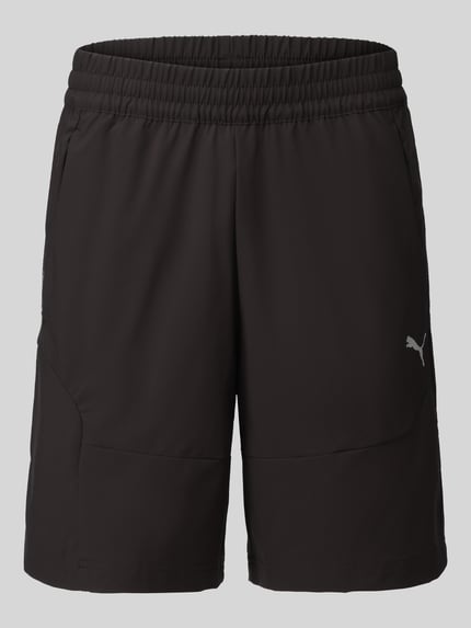 Produktfoto, schwarze Regular Fit Sportshorts mit Label-Print von PUMA, glatte Textur, elastischer Bund, Herren Sweatshorts von PUMA Performance