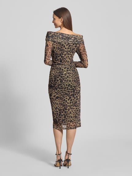 Modelka nosi Slim Fit Midikleid mit Allover-Animal-Print Modell 'Parda' od ICHI, półprzezroczysty, długi rękaw, widok całej sylwetki z tyłu.