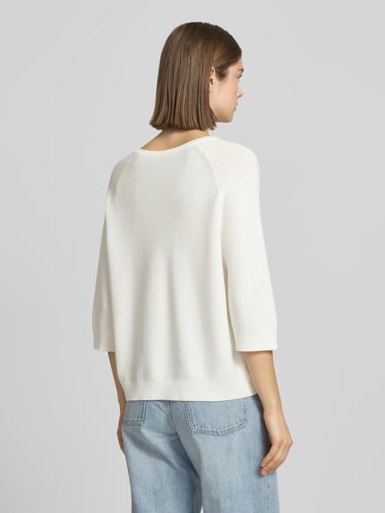 Frauenmodel trägt Relaxed Fit Pullover aus reiner Baumwolle von Marc O'Polo Denim, Optik: Unifarben, Materialverarbeitung: Rippstrick, Ganzkörperansicht Rückansicht.