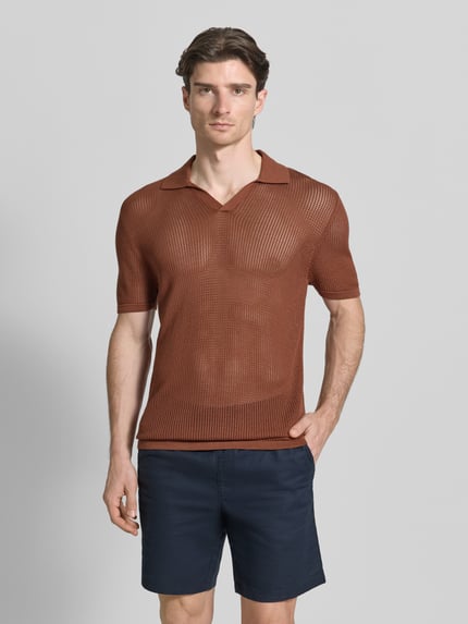 Männermodel trägt Slim Fit Poloshirt mit V-Ausschnitt von Antony Morato, katoen-modal mix, halve mouw, bruine kleur, vooraanzicht over hele lichaam