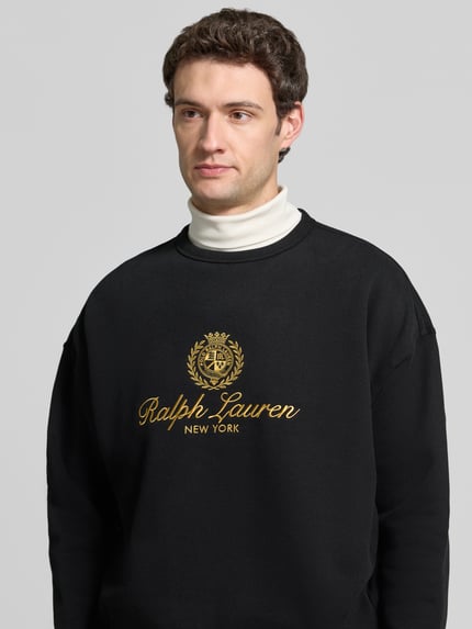 Männermodel trägt Sweatshirt mit Logo-Print von POLO RALPH LAUREN aus Baumwollmix, unifarben, Motiv-Print, Nahaufnahme Oberkörper.