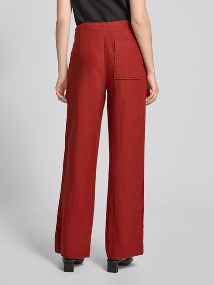 Frauenmodel trägt Straight Fit Leinenhose aus reinem Leinen von Marc O'Polo, efekt: jednolity kolor, krój loose fit, tunel, wpuszczane kieszenie, kieszeń z tyłu, materiał: len, Ganzkörperansicht Rückansicht.