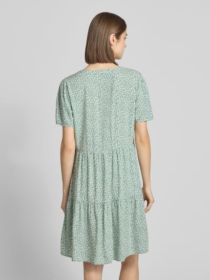Männermodel trägt Tailliertes Sommerkleid aus reiner Viskose Modell 'ZALLY LIFE' von Only, efekt: wzór na całej powierzchni, krój: taliowany, długość: mini, dekolt w serek, rękaw: krótki rękaw, materiał: czysta wiskoza, Ganzkörperansicht Rückansicht