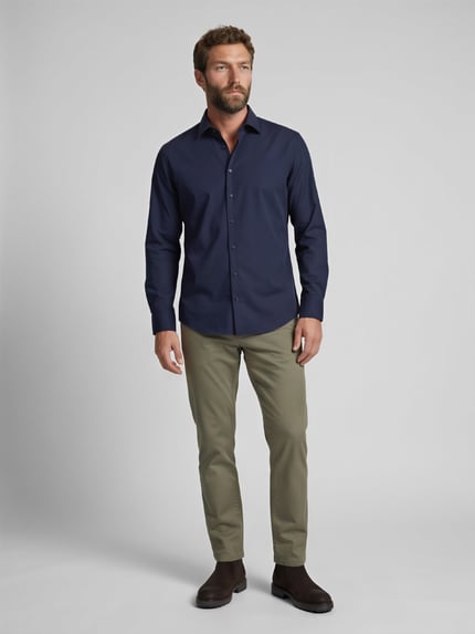 Männermodel trägt Regular Fit Businesshemd aus reiner Baumwolle von OLYMP, dunkelblau, glatte Textur, Ganzkörperansicht von vorne, Herren Businesshemd von OLYMP.