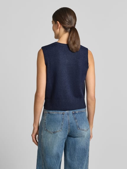 Frauenmodel trägt Strickweste aus Viskose-Mix mit Knopfleiste von Christian Berg Woman in Dunkelblau, Struktur glatt, Ganzkörperansicht Rückansicht. Rückenlänge bei Größe S 49 cm, Regular Fit, Rundhalsausschnitt.