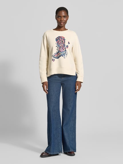 Vrouwenmodel draagt sweatshirt met motiefprint en pailletten van Milano Italy, katoenmix, relaxed fit, ronde hals, Ganzkörperansicht von vorne