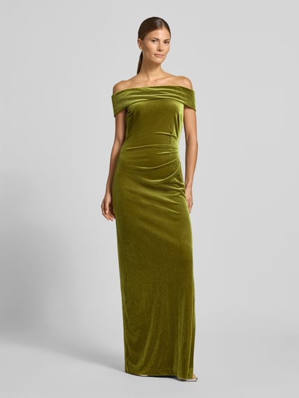 Frauenmodel trägt Maxikleid aus Samt im Off-Shoulder-Look von Christian Berg Cocktail in Olivgrün, figurbetont, mit Raffungen, Ganzkörperansicht von vorne.