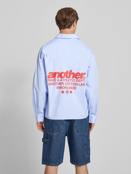 ANOTHER COTTON LAB Regular Fit Freizeithemd mit Label-Prints und Haifischkragen Hellblau 5