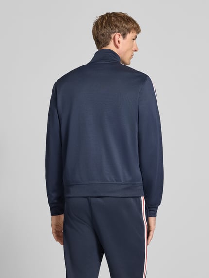 Männermodel trägt Sweatjacke mit Bordüre von Champion in Dunkelblau, Baumwoll-Mix, gerader Schnitt, Rückenansicht, Ganzkörperansicht Rückansicht.