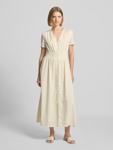 Vrouwenmodel draagt Midikleid mit V-Ausschnitt und Knopfleiste van Jake*s, katoenmix, getailleerd model, v-hals, knoopsluiting, ruglengte maat 36: 130 cm, borstwijdte maat 36: 50 cm, mouwlengte maat 36: 17 cm, lichte kleur, lange rok, fijne structuur, Ganzkörperansicht van voren