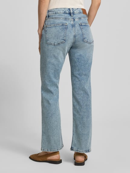 Frauenmodel trägt Straight Fit Jeans aus Baumwoll-Mix von Lauren Ralph Lauren in Denim-Optik mit Label-Patch, 5-Pocket-Design, High-Waist, Passform Straight Leg, Gürtelschlaufen, Knopf und verdecktem Reißverschluss, Ganzkörperansicht Rückansicht.