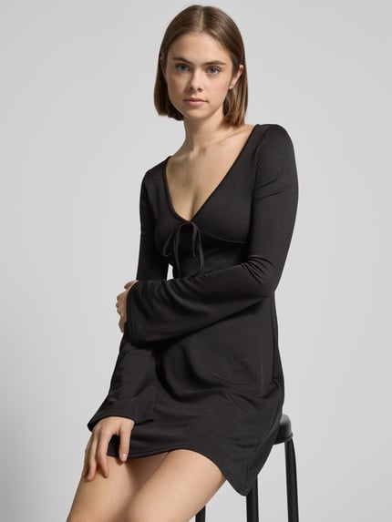 REVIEW Minikleid mit V-Ausschnitt Black 3