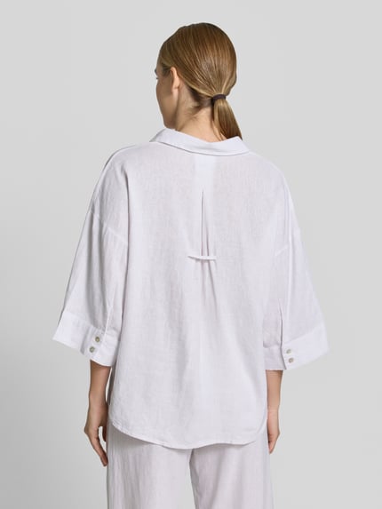Frauenmodel trägt weiße Boxy Fit Bluse mit V-Ausschnitt Modell 'Lava' von FREE/QUENT, Leinen-Viskose-Mix, Rückansicht, Ganzkörperansicht.